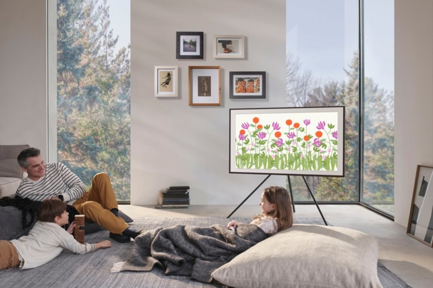 Televizorius gali tapti stilinga interjero detale arba atvirkščiai – sugadinti visą kambario vaizdą.<br>Autorių nuotr.