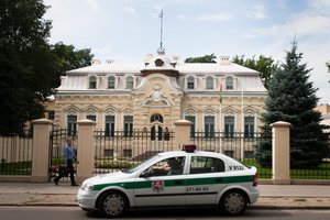 Lietuva išsiunčia 2 Baltarusijos ambasados darbuotojus, sureagavo ir G. Landsbergis