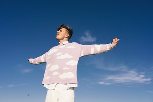 Romantiškasis Mantas Bendžius pristato tarp bangų įamžintą vaizdo klipą ir dainą „Šoki su manimi“