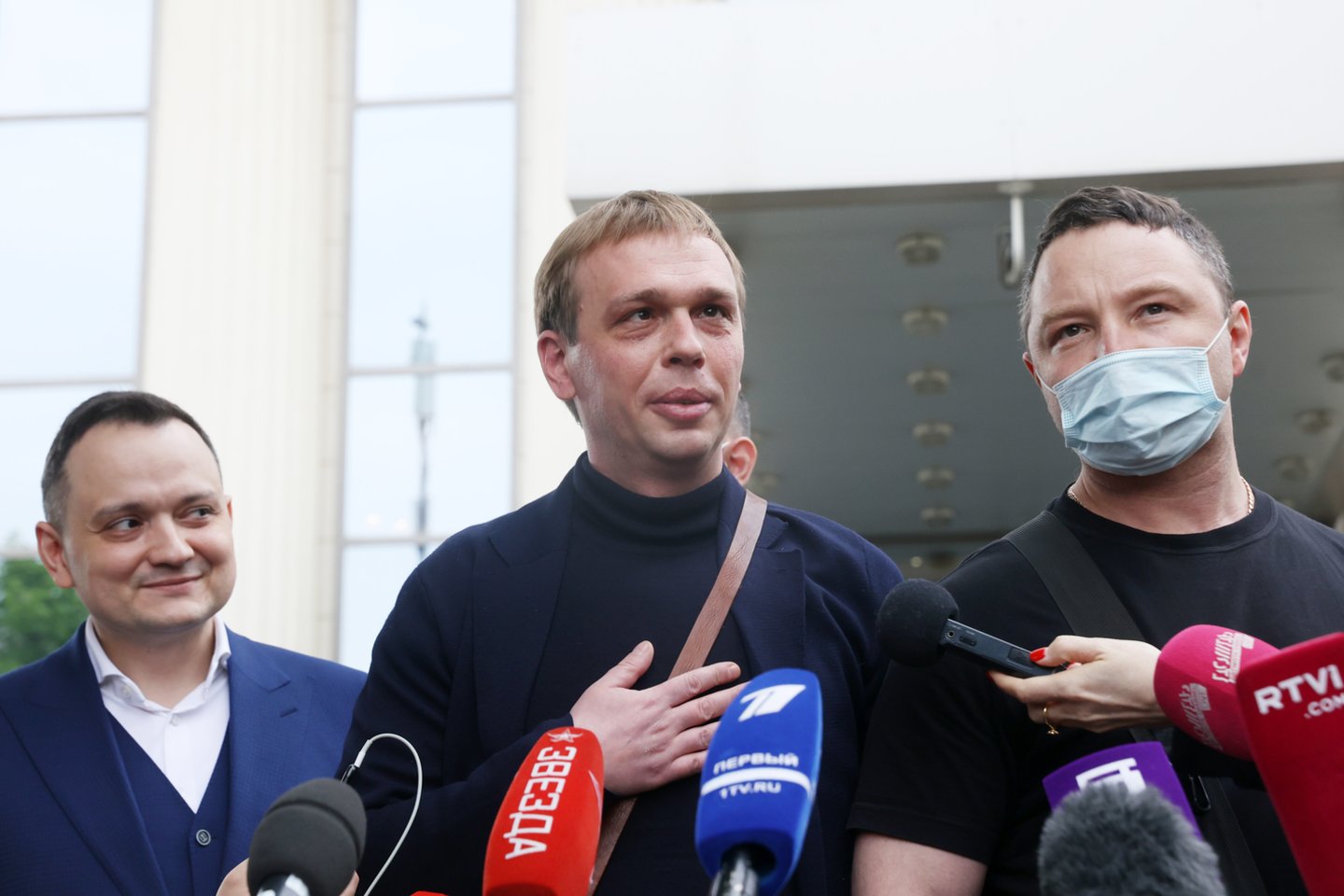 I. Golunovas (centre) garsėjo savo tiriamosios žurnalistikos straipsniais apie galios struktūras Rusijoje, taip pat neskaidrų ritualinių paslaugų verslą ir korupciją Maskvos merijoje.<br>TASS/Scanpix nuotr.