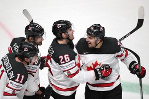 Pasaulio ledo ritulio čempionate svarbias pergales šventė kanadiečiai ir švedai