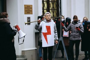 Nauja radijo laida „Onomatopėja“: poezijos spiritizmo seansai su Laima Kreivyte