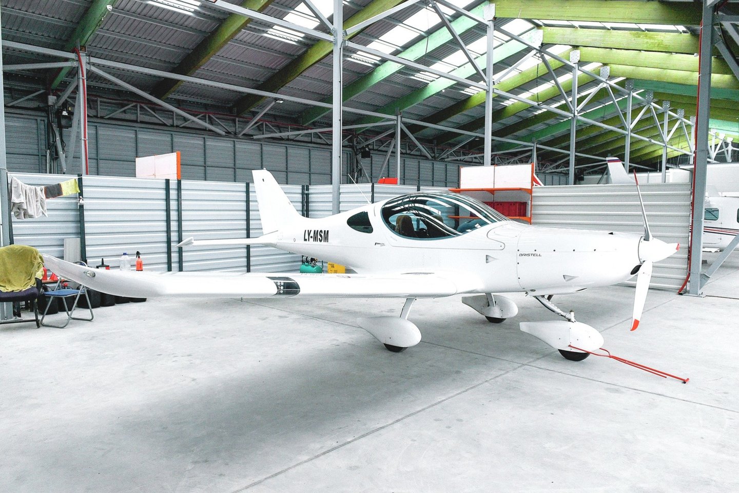 Radžiūnų aviacijos bazės angaruose saugomi ir kitų asmenų privatūs ultralengvieji lėktuvai.