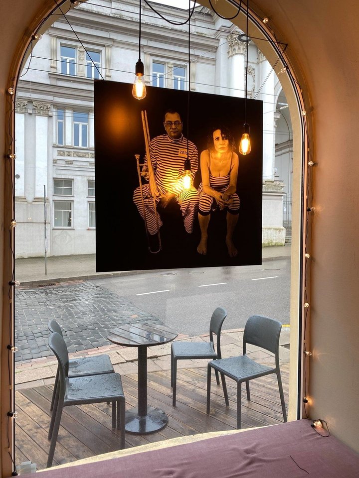 Pakeliui į festivalį kviečia džiazo metraštininko V.Suslavičiaus paroda kavinės languose.<br>Organizatorių nuotr.  