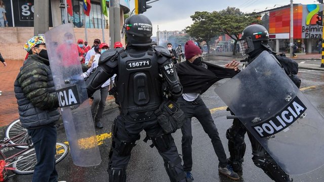 Vaizdai iš protestų apimtų Kolumbijos gatvių: vakaruose dislokuojama kariuomenė