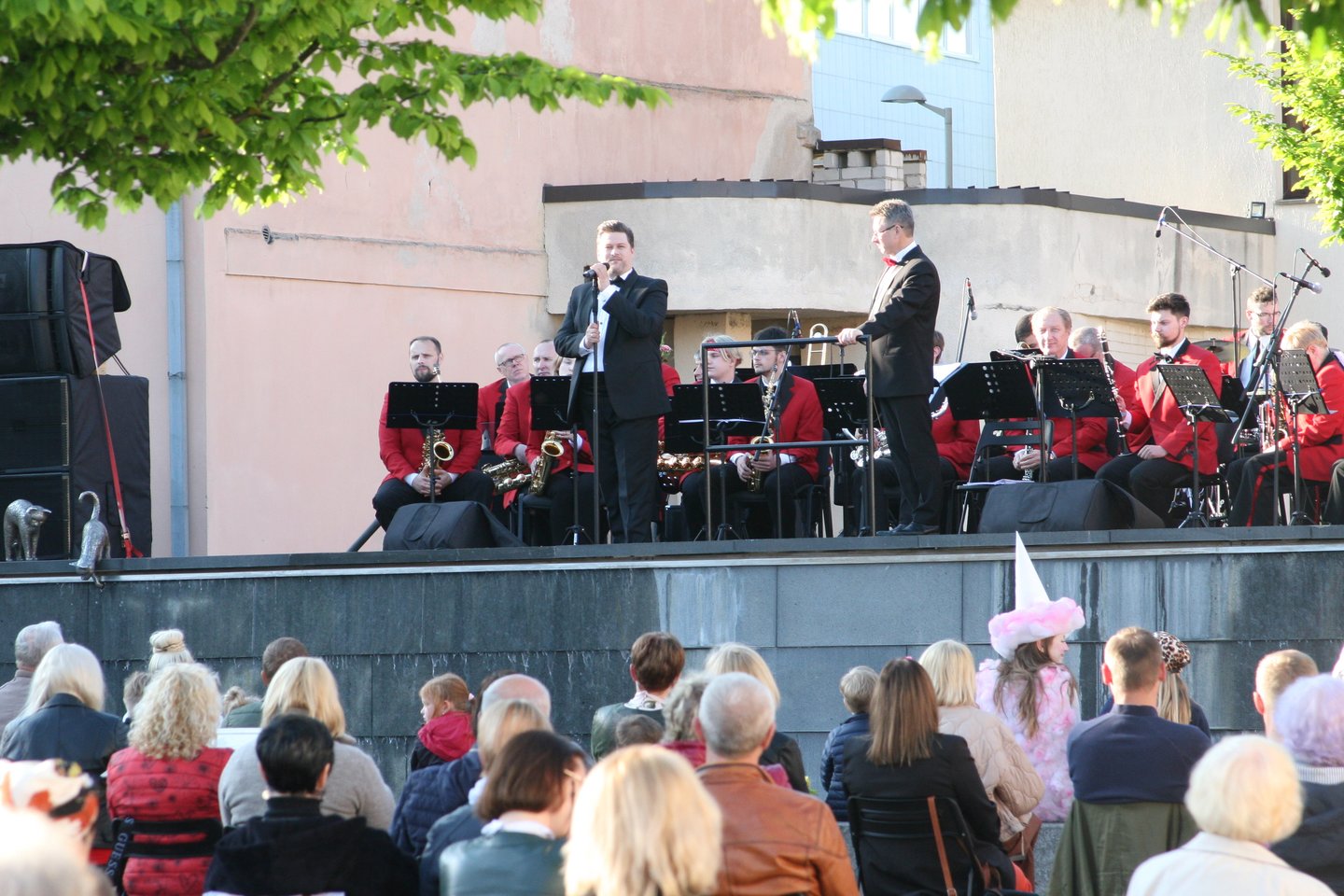  Su Marijampolės pučiamųjų orkestru Kačių kiemelyje koncertavo M.Vitulskis.<br> L.Juodzevičienės nuotr.