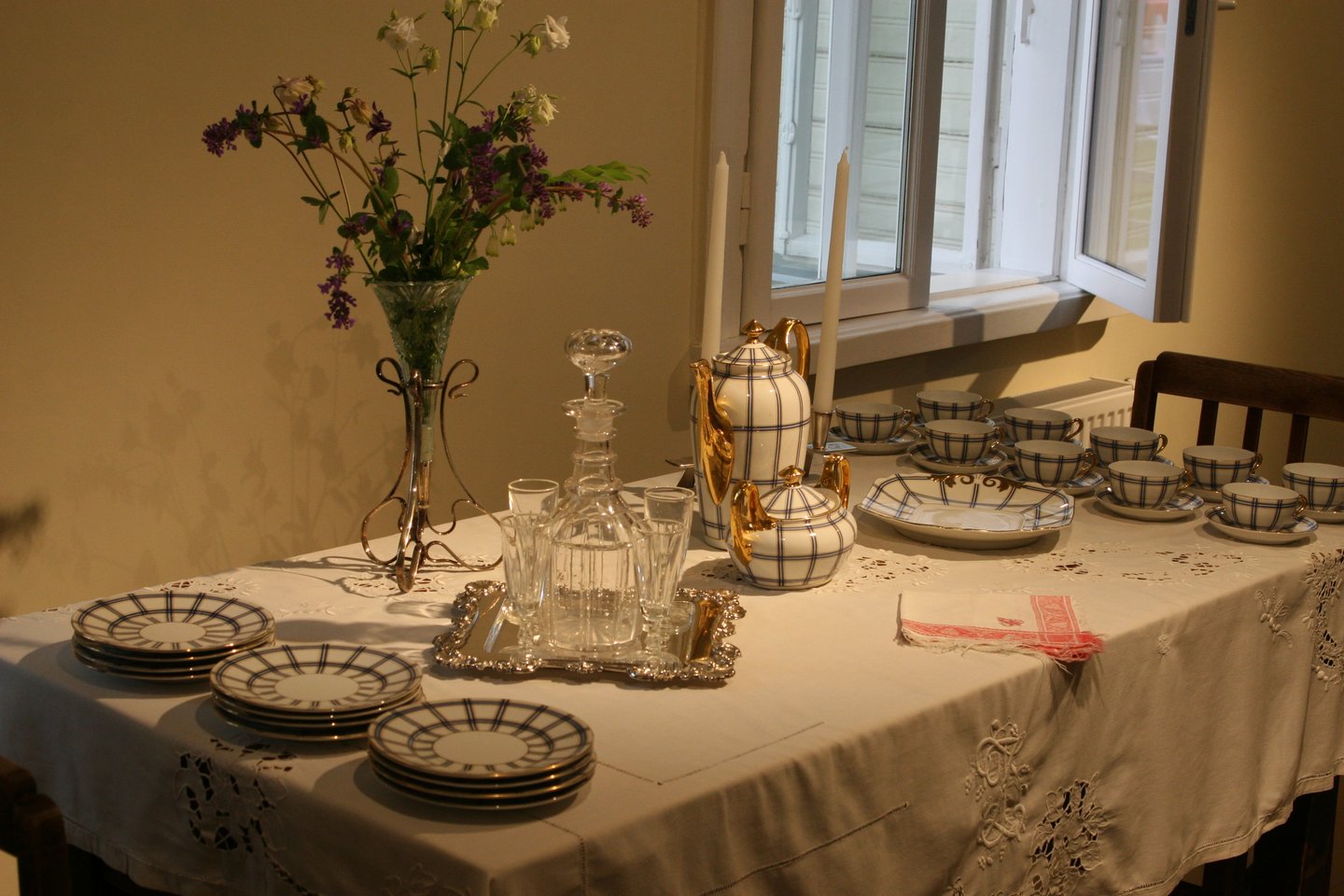  Istoriniame, neseniai restauruotame advokato A.Bulotos name vyko renginys „Arbatėlės pas Bulotas“. Jame buvo pasakojama apie popiečio arbatos tradicijas Lietuvoje ir svetur, etiketą bei stalo serviravimą.<br> L.Juodzevičienės nuotr.
