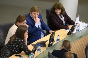 Valstiečiams sugrįžus į darbo grupę, R. Baškienei vietą teko užleisti A. Širinskienei: matyt, toks ir buvo tikslas