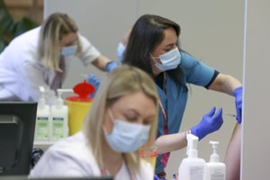 Nuo pirmadienio pasiskiepyti galės visi norintys: savivaldybių planuose – ir atvykimas į darbo vietą, ir prizai