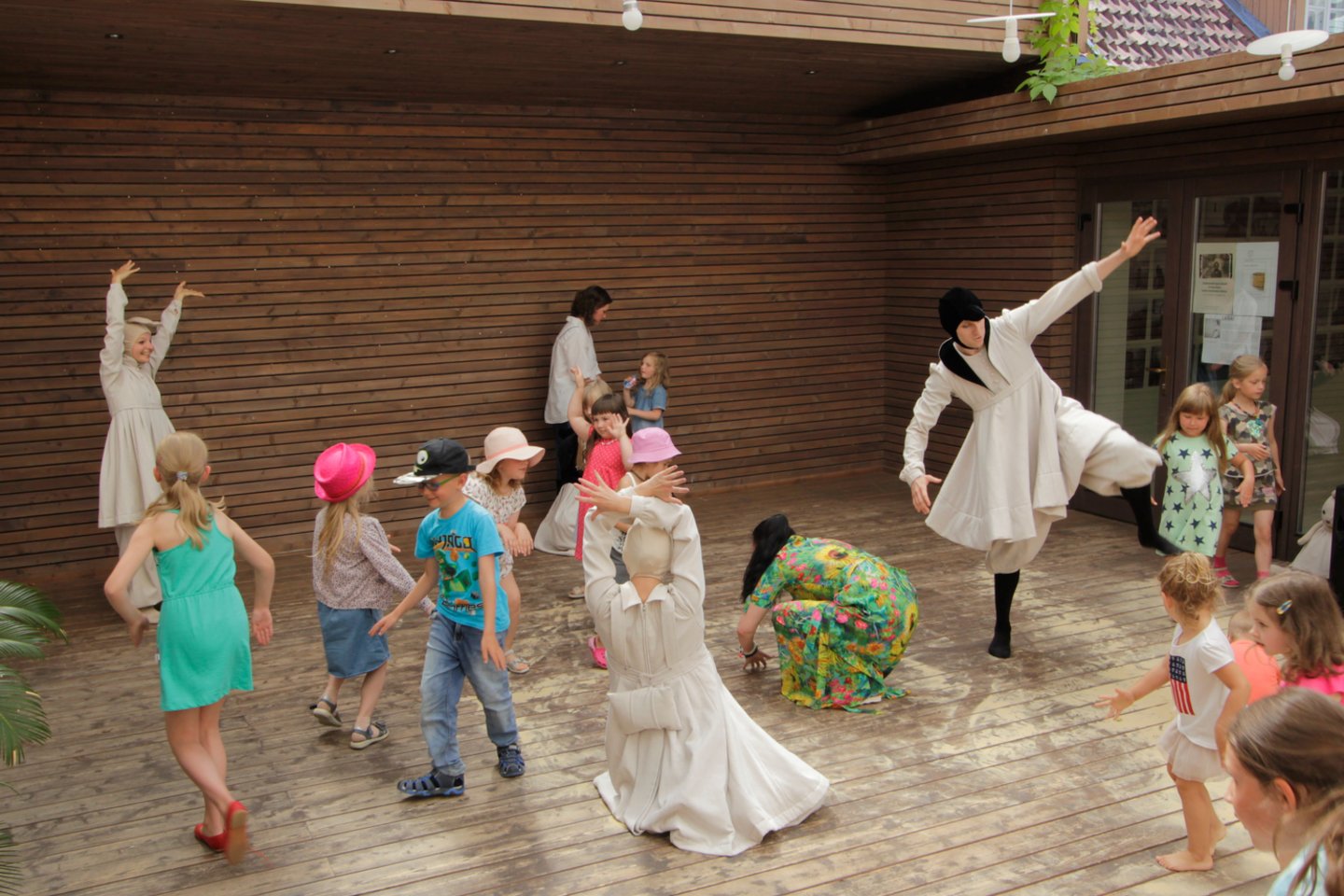 Šeiko šokio teatras Kultūros fabriko kieme organizuos atvirą kūrybinę šokio ir judesio laboratoriją visai šeimai <br> V.Bartašiūtės nuotr.