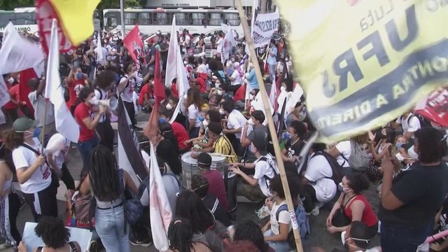 Tūkstančiai protestuotojų išėjo į gatves: prezidentą kaltina dėl nesuvaldytos COVID-19 pandemijos