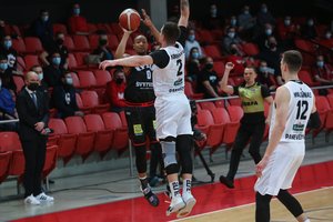 Trečiosiose pusfinalio rungtynėse „Lietkabelis“ pagaliau priešinosi, bet „Rytas“ pabaigoje susigriebė ir laimėjo seriją sausai