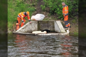 Į Vilnelės upę išsiliejo naftos produktai, ieškoma šaltinio