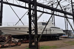 Ne tik blizgantys „Bentley“ ar „Porsche“: paramą gavusios įmonės per pandemiją pirko ir katerius, ir jachtas