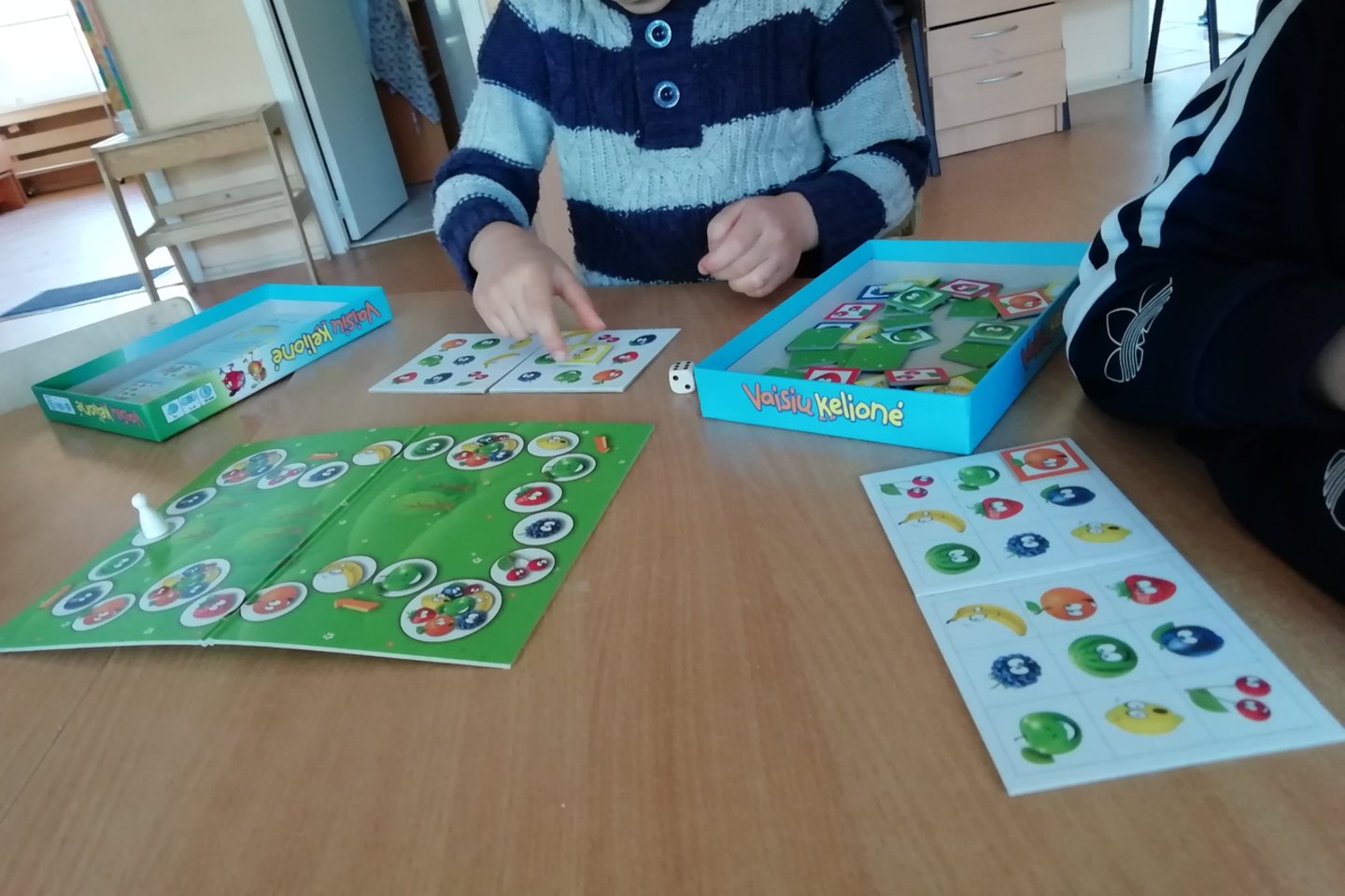  Žaisdami edukacinius stalo žaidimus vaikai mokosi sveikos gyvensenos pagrindų.<br>Kauno lopšelio-darželio „Vaidilutė“ nuotr.