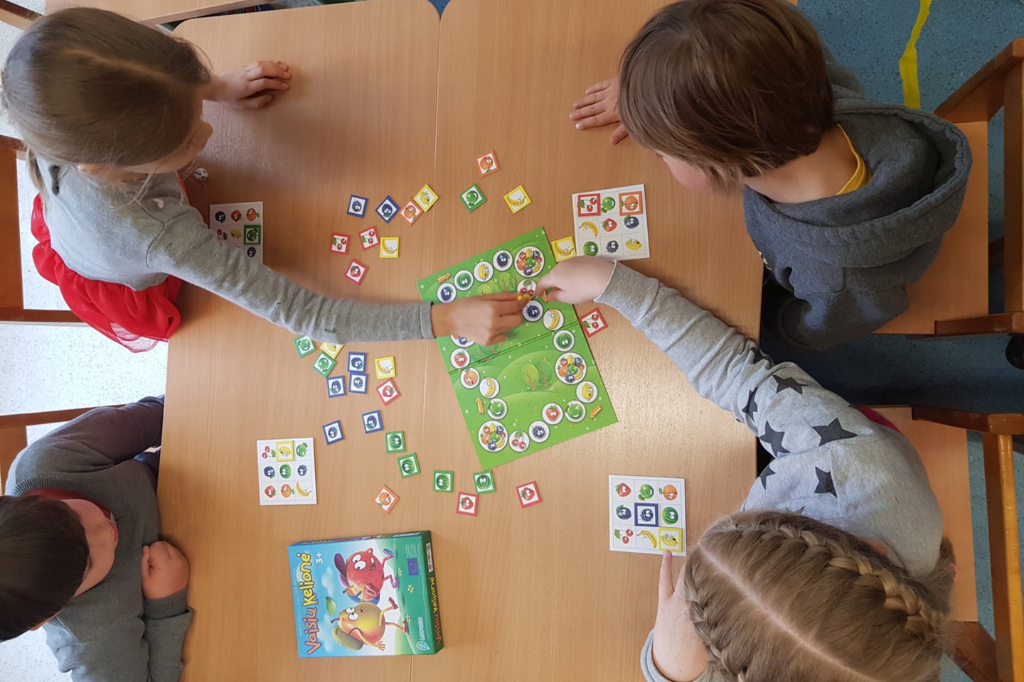  Žaisdami edukacinius stalo žaidimus vaikai mokosi sveikos gyvensenos pagrindų.<br> Nidos lopšelio-darželio „Ąžuoliukas“ nuotr.