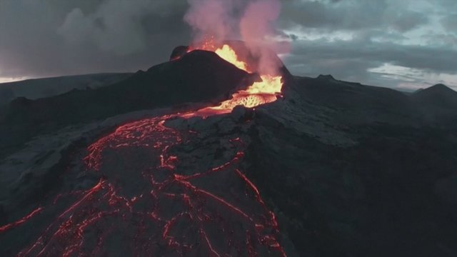 Pamatykite: dronas užfiksavo savo paties atsitrenkimą į išsiveržusį ugnikalnį 