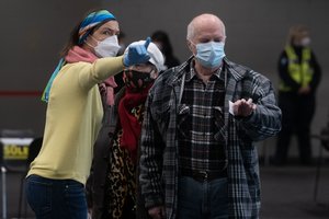 Estijoje nuo trečiadienio privalomą kaukių dėvėjimą keičia rekomendacija