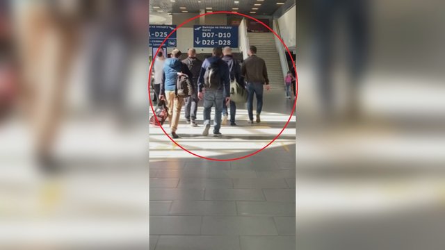 Liudininkai užfiksavo, kaip saugumo tarnybos agentai iš oro uosto išveda A. Pivovarovą