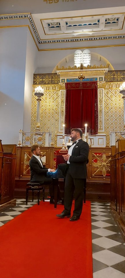  Kopenhagos Didžiojoje sinagogoje įvyko 10-ojo Tarptautinio žydų kultūros festivalio „Jodiske Kulturfestival“ atidarymo koncertas, kuriame pasirodė operos solistas R. Karpis ir pianistas D. Mažintas.<br> Organizatorių nuotr. 