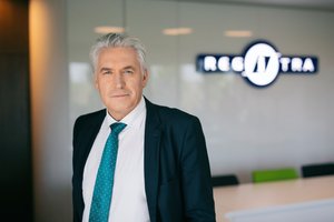 Dėl milžiniškų eilių prie „Regitros“ traukiasi jos vadovas