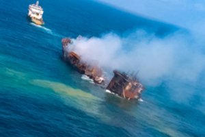 Išdegęs konteinerinis laivas prie Šri Lankos krantų greitai skęsta