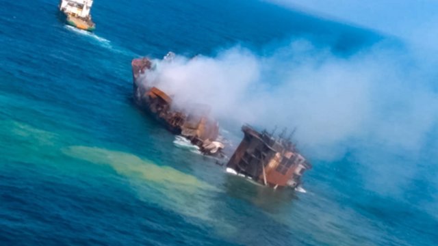 Šri Lanka baiminasi ekologinės katastrofos: skęstą liepsnojantis laivas su tonomis naftos