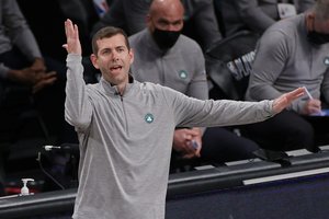 „Boston Celtics“ vyriausiasis treneris palieka postą, bet lieka klube