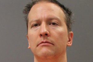 JAV prokuratūra reikalauja 30 metų kalėjimo G. Floydą nužudžiusiam buvusiam policininkui