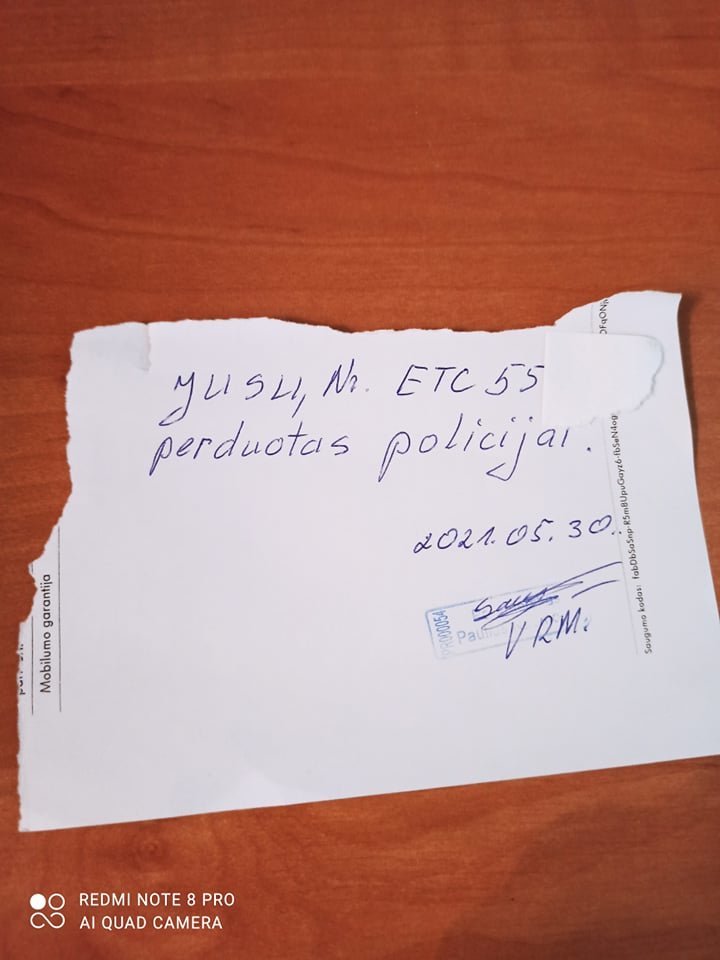 Vaida pasakojo, kad sekmadienį Naujojoje Akmenėje rado už valytuvų paliktą lapelį, kuriame rašoma: „Jūsų automobilio numeris perduotas policijai“.<br>Vaidos nuotr.