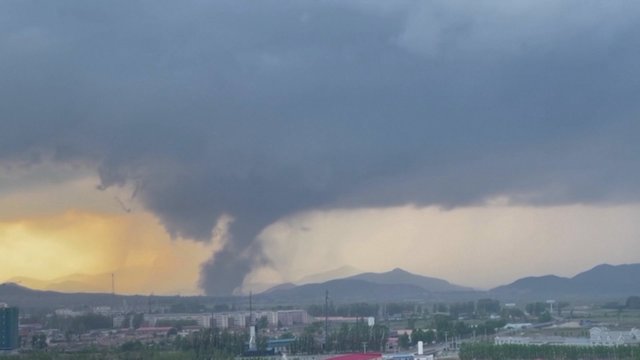 Užfiksuota nelaimė Kinijoje: 16 žmonių sužeidęs tornadas pasiglemžė vieną gyvybę