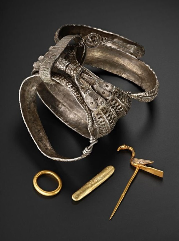 Keturios riešo apyrankės ir auksiniai daiktai, įskaitant smeigtuką ir žiedą.<br> Škotijos Nacionalinių muziejų nuotr.