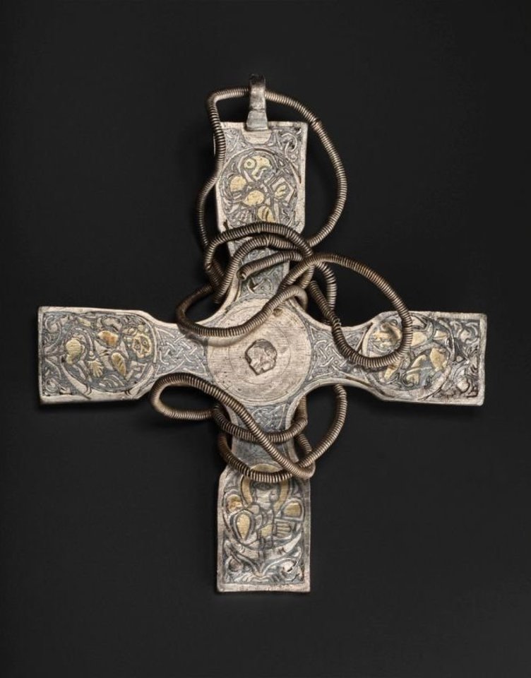 Ant krūtinės nešiojamas kryžius.<br> Škotijos Nacionalinių muziejų nuotr.
