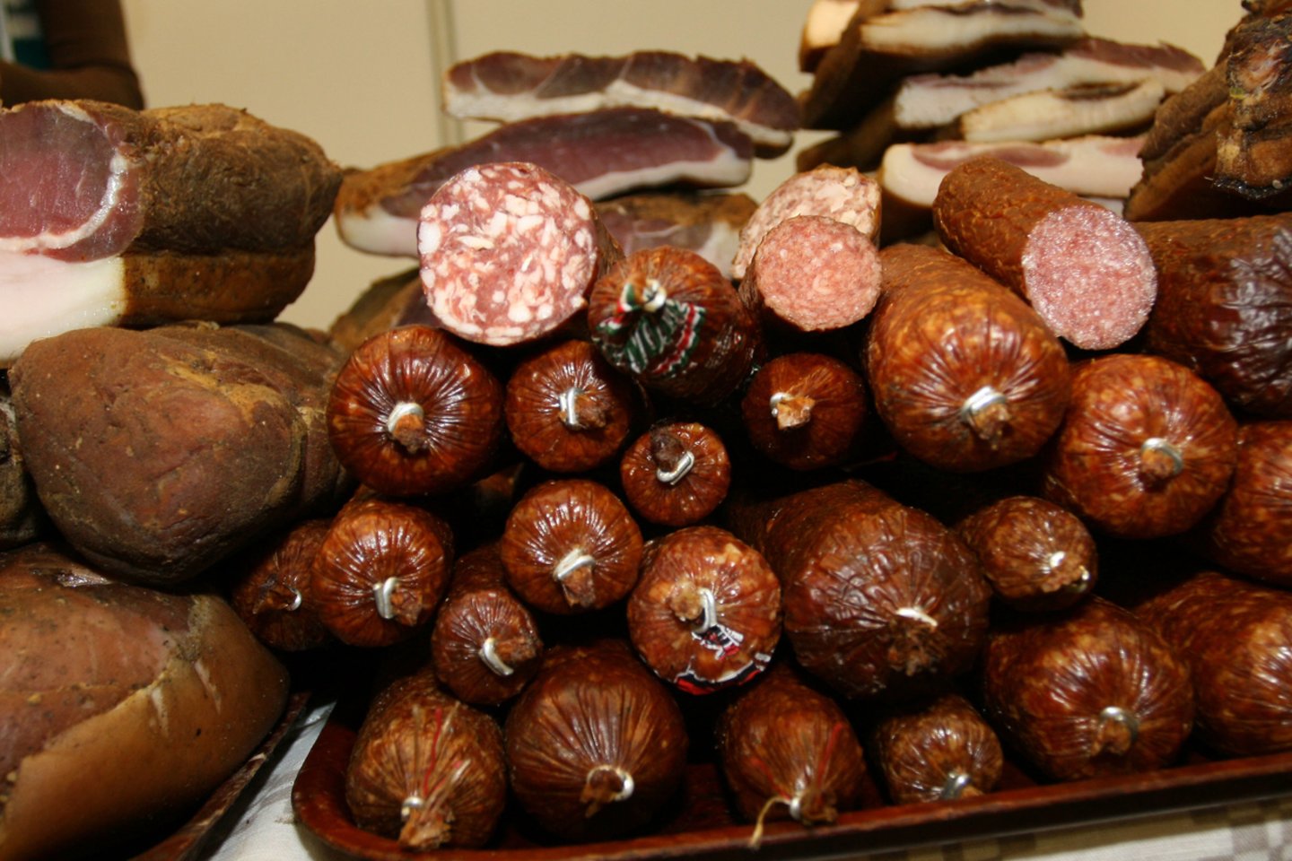Ikiteisminio tyrimo, kurį organizavo Šiaulių apygardos prokuratūra, metu nustatyta, kad nuteistieji realizavo dešrelių, sardelių ir kitų mėsos produktų, kurių vertė siekia daugiau nei 222 tūkst. eurų.<br>M.Patašiaus nuotr.
