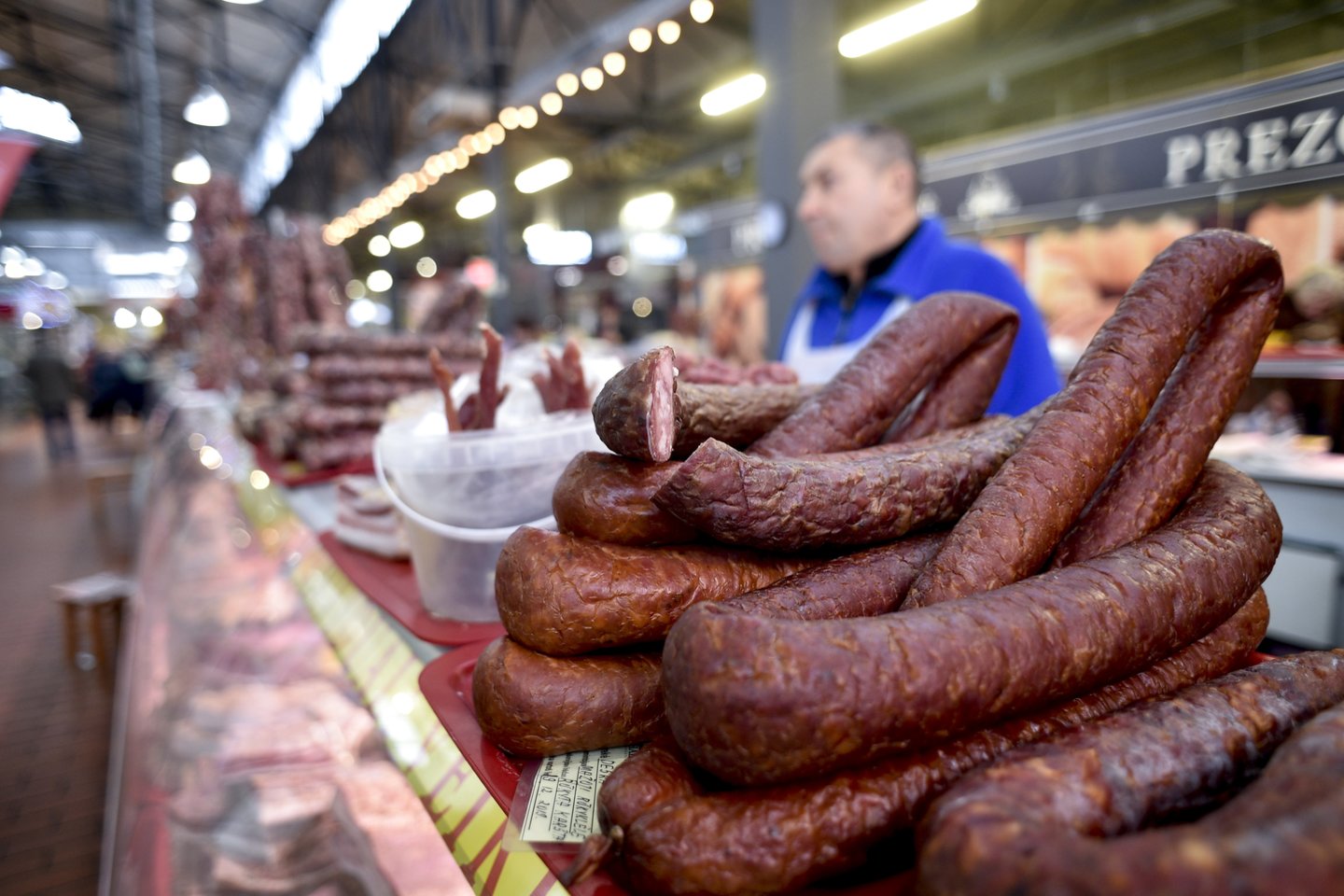 Ikiteisminio tyrimo, kurį organizavo Šiaulių apygardos prokuratūra, metu nustatyta, kad nuteistieji realizavo dešrelių, sardelių ir kitų mėsos produktų, kurių vertė siekia daugiau nei 222 tūkst. eurų.<br>V.Ščiavinsko nuotr.