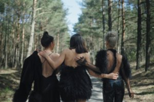 „Queens of Roses“ pristato kūrinį „Nakties negana“ ir Neringoje filmuotą vaizdo klipą