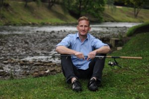 Gamtininkas pristato vadovą jauniesiems žvejams ir turi vieną svarbų patarimą