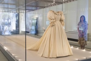 Kensingtono rūmuose lankytojai galės išvysti originalią princesės Dianos vestuvių suknelę