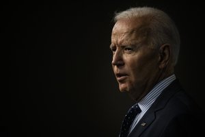 J. Bidenas ketina peržiūrėti D. Trumpo Kinijos bendrovių „juodąjį sąrašą“