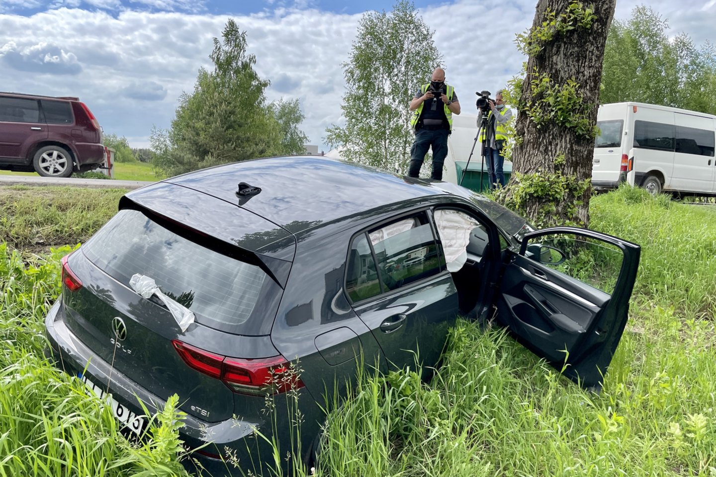 Vilniaus pakraštyje automobilis trenkėsi į medį, pranešama apie nukentėjusį vaiką.<br>V.Ščiavinsko nuotr.