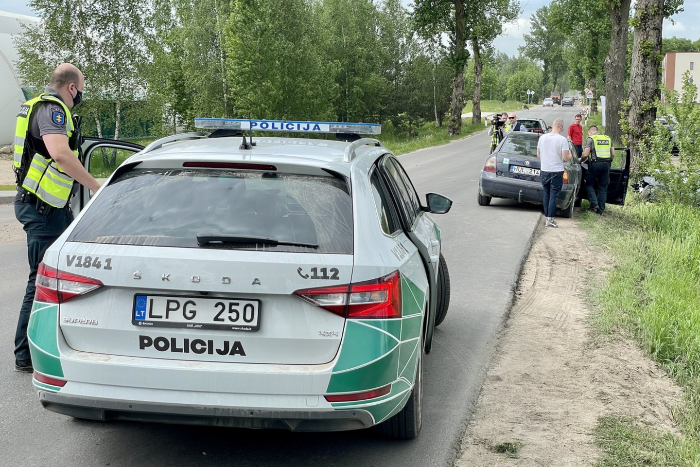 Vilniaus pakraštyje automobilis trenkėsi į medį, pranešama apie nukentėjusį vaiką.<br>V.Ščiavinsko nuotr.