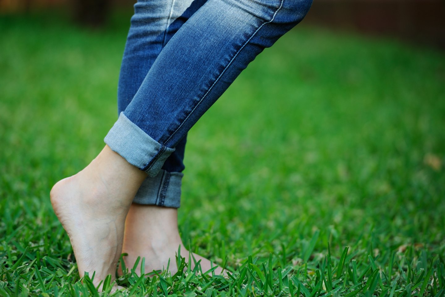 Pagrindinė pėdų odos įtrūkimų atsiradimo priežastis – per daug išsausėjusi oda, sumažėjęs jos elastingumas.<br>123rf nuotr.