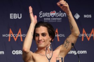 Geidžiamiausiu jaunikiu vadinamas „Maneskin“ lyderis D. Davidas pirmą kartą viešai užfiksuotas su savo mergina