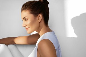 Saulė odą ne tik nubučiuos, bet ir pridės kelerius metus: nesisaugantiems gresia ankstyvas senėjimas