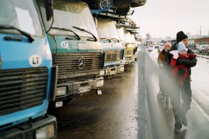 Kūrėjas užfiksavo įtemptą automobilių prekeivių, vairuotojų, meistrų kasdienybę