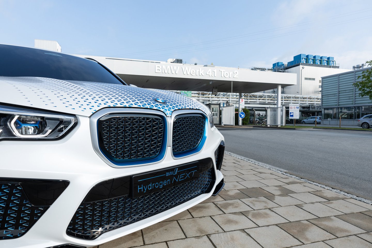 Tačiau BMW pateikė staigmeną – vandenilį ir toliau laiko didele savo ateities dalimi.<br>Gamintojo nuotr.