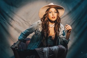 Monique pristatė energingą vasaros hitą „Friends“