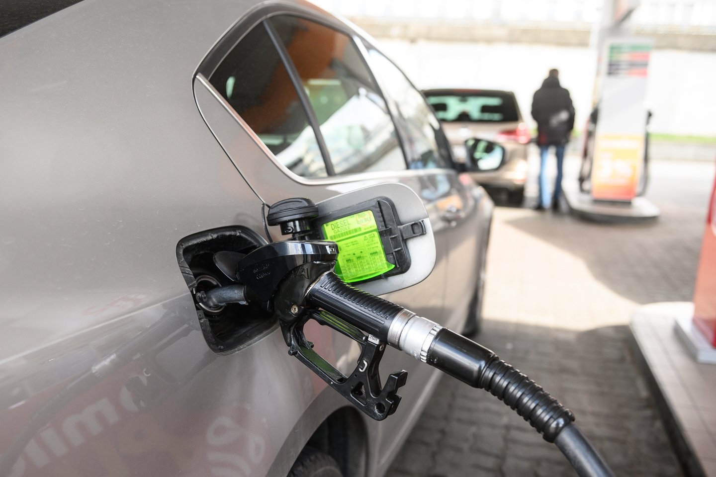 Degalų gamintoja „Neste“ gali būti pirmoji pasaulyje, sukūrusi benziną iš atsinaujinančių žaliavų, kurį galėtų naudoti visi šiuo metu benzinu varomi automobiliai.<br>V.Skaraičio nuotr.