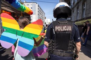 Skandalas Lenkijoje: policininkas nuogas reklamavosi gėjų žurnale ir meilužiui grasė ginklu