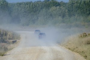 Sausų orų laukia ne visi: prie žvyrkelių gyvenantys žmonės skęsta dulkių debesyse